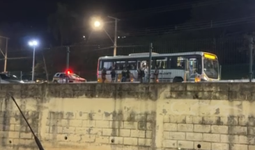 Vídeo: Polícia Militar apreende mala com drogas dentro de ônibus que faz linha de Juiz de Fora a Santos Dumont na BR-040